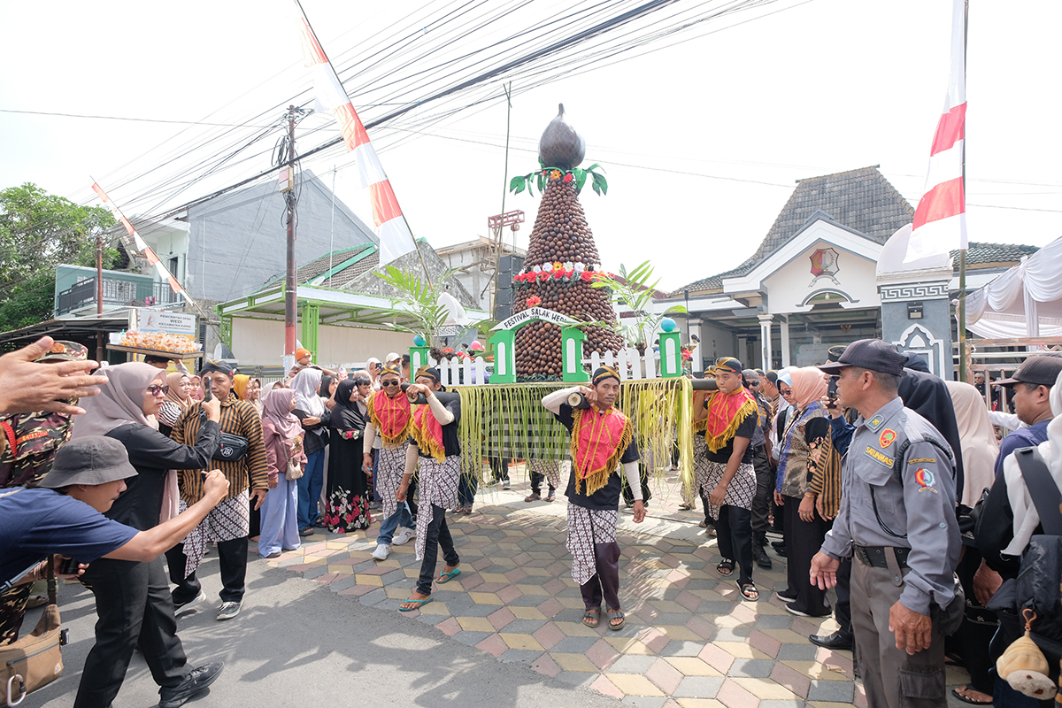 KASIH JALAN: Gunungan salak wedi keluar dari balai desa setempat untuk dikirab dari start hingga finis, kemudian digrebek warga.