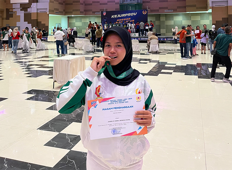 PRESTASI: Djehan Masheila telah dua kali menyabet juara 3 kejuaraan anggar tingkat Provinsi Jawa Timur.
