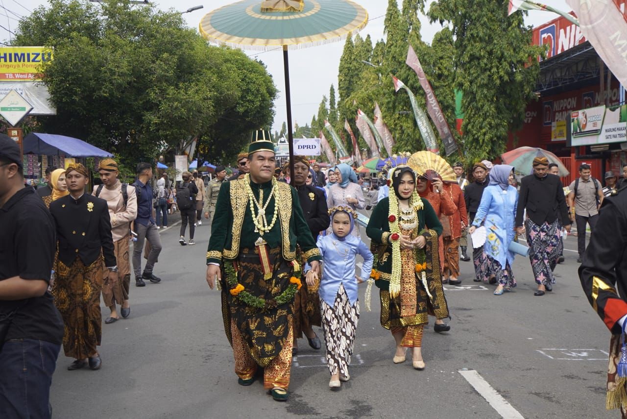 MERIAH : Bupati Blora dan rombongan saat kirab budaya pada Sabtu lalu. Acara tersebut sangat meriah, warga sangat antusias dengan gelaran itu.