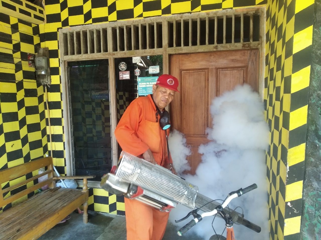 BUKAN PENCEGAHAN: Petugas melakukan pengasapan dnegan fogging di permukiman, tahun ini dinkes mencatat 335 kaus DBD, tiga di antaranya meninggal dunia.