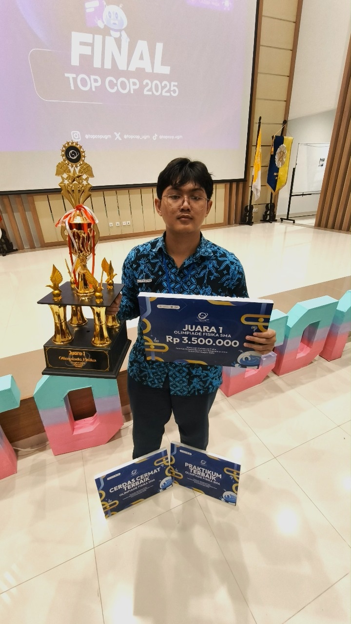 JUARA 1: Muhammad Nur Rhozyqin Rantauan menunjukkan piala Juara 1 Lomba Fisika TOP COP UGM 2025.