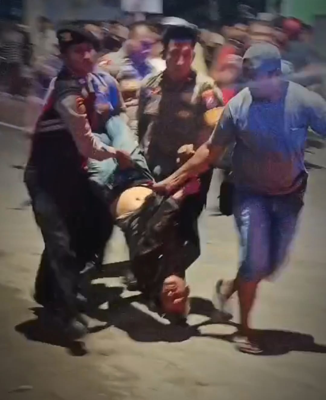 EVAKUASI: Polisi mengevakuasi pria yang mengamuk di kawasan Ledok Wetan, Bojonegoro.