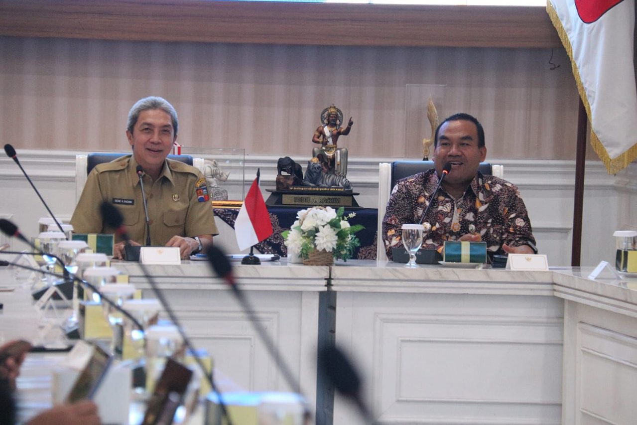 BELAJAR LANGSUNG: Bupati Blora, Arief Rohman saat berkunjung ke Pemkot Bogor, terkait upaya untuk mendongkrak PAD.