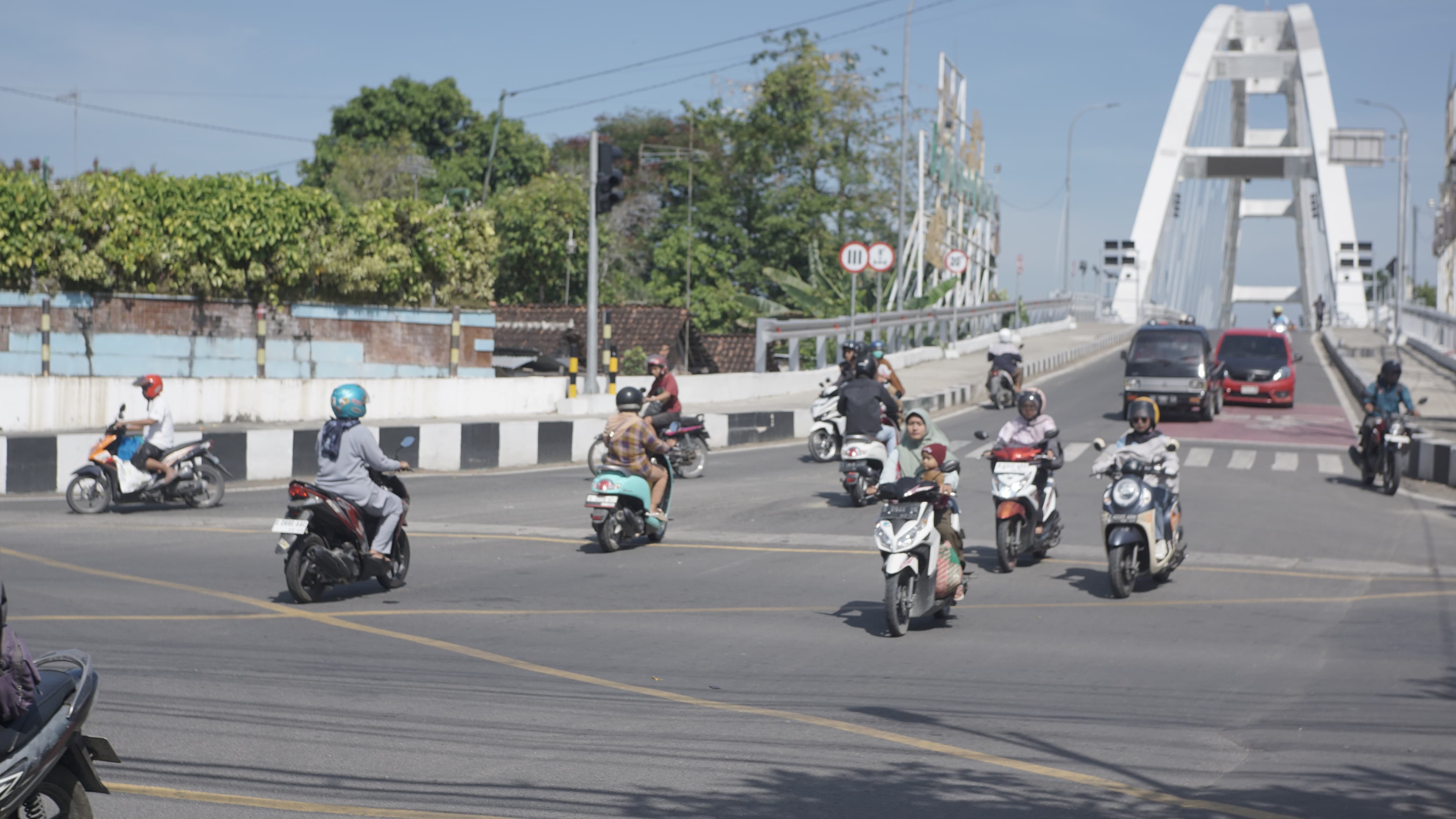 Kondisi arus lalulintas di perempatan jembatan Sosrodilogo, Bojonegoro.