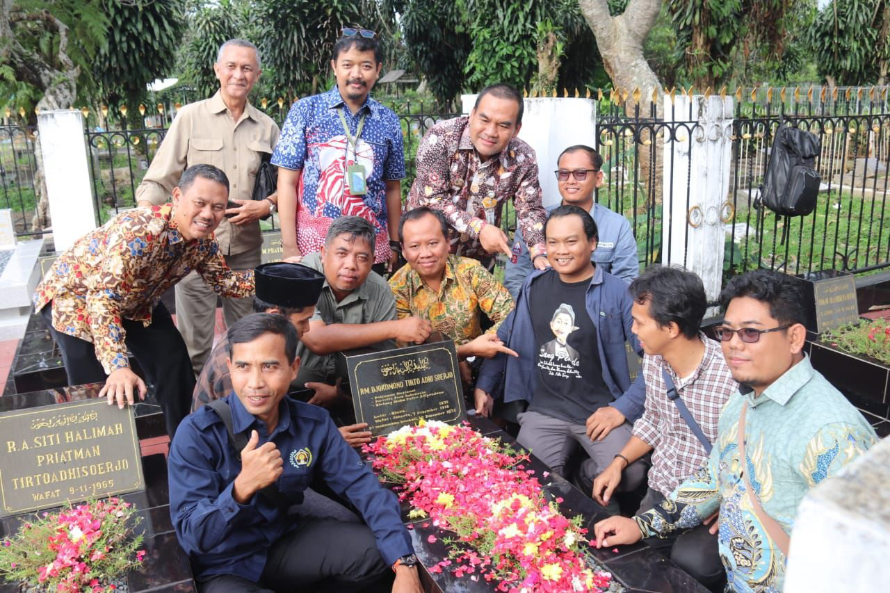 ZIARAH MAKAM: Bupati Arief saat mengunjungi tokoh Pers Nasional, Tirto Adhi Soerjo yang rencana dijadikan nama jalan di Blora.