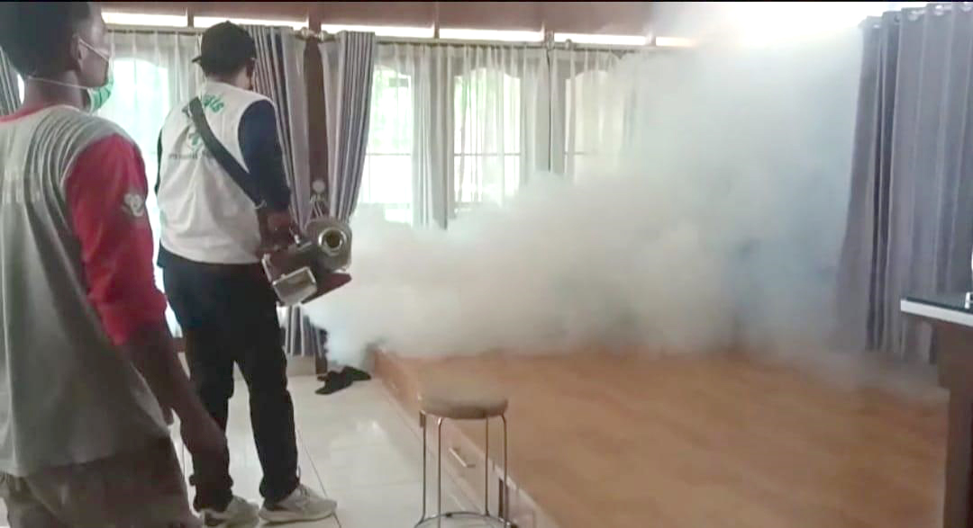 FOGGING: Petugas sedang fogging di permukiman, butuh kolaborasi pemerintah dengan masyarakat untuk pencegahan DBD.