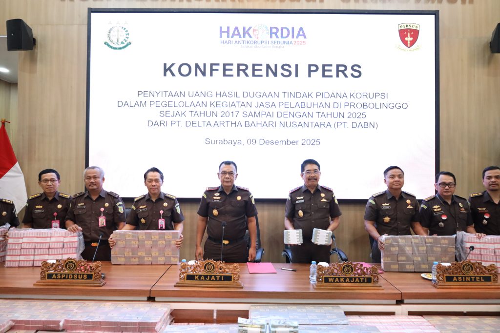 Kejati Jatim menunjukkan barang sitaan dari dugaan korupsi BUP Pelabuhan Probolinggo pada Senin (9/12).