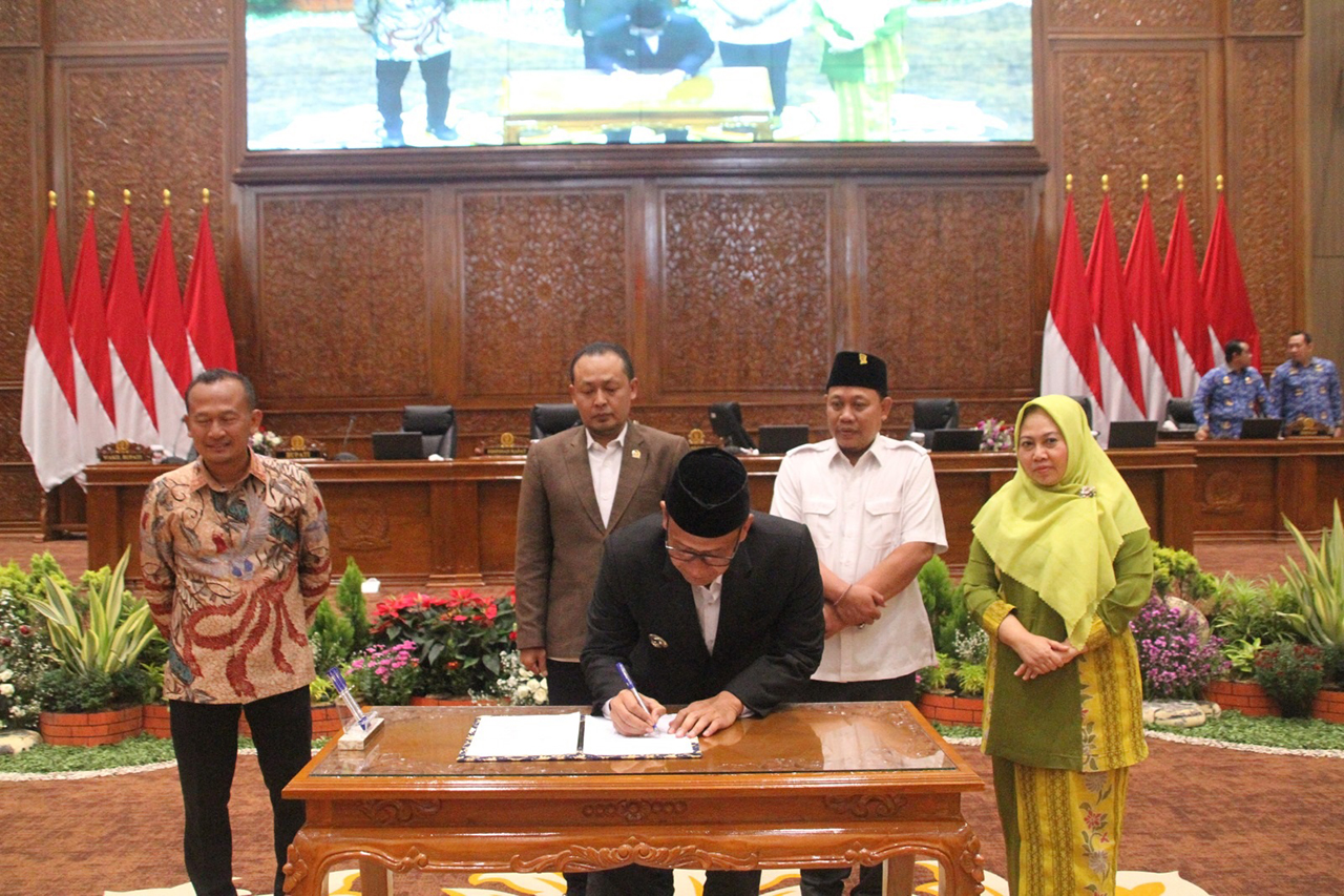 PENETAPAN PERDA KTR: Bupati beserta pimpinan DPRD Bojonegoro telah menetapkan perda KTR.