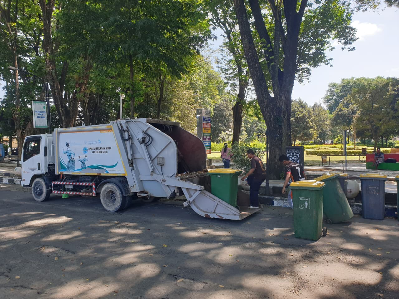 MENGANGKUT SAMPAH: Petugas kebersihan mengangkut sampah di Alun-Alun Bojonegoro untuk dibuang di TPA.