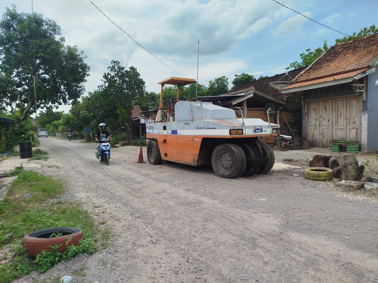 BELUM TUNTAS: Proyek pengerjaan Jalan Plosorejo&ndash;Sembongin, Kecamatan Randublatung seharusnya dirampungkan Senin (15/12) lalu.