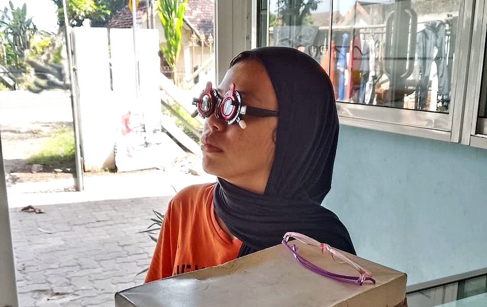 BISNIS KACAMATA: Seorang konsumen sedang mengetes kesehatan mata menggunakan alat bantu kacamata.