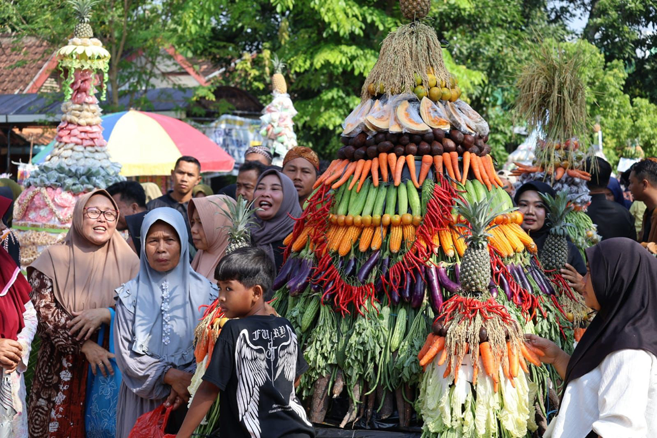 ANTUSIAS: Masyarakat tampak antusias mengikuti acara Grebeg Gunungan, rangkaian acara Hari Jadi Blora ke-276.