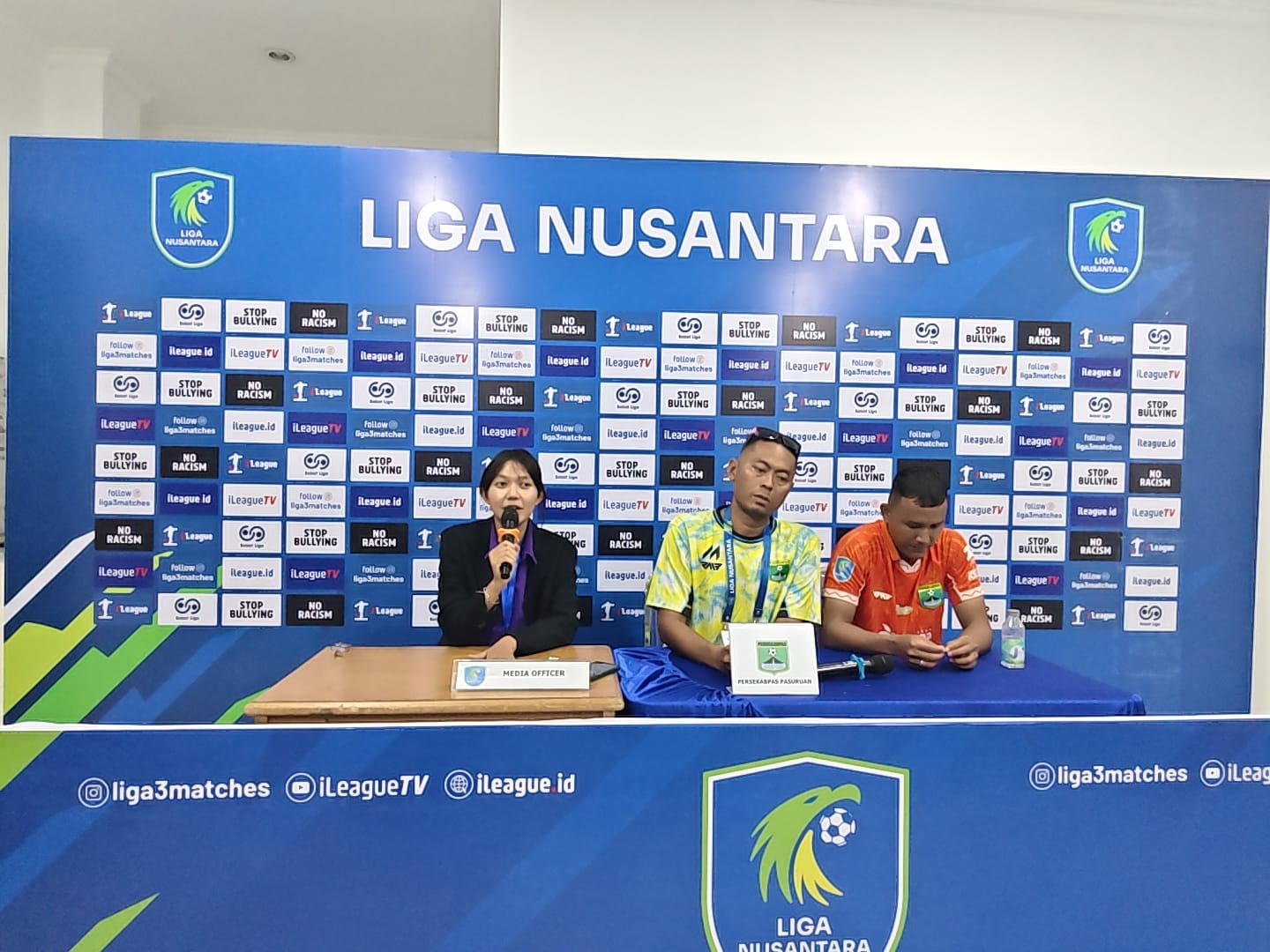 PRESS CONFERENCE: Pelatih Persekabpas Pasuruan Masdra (tengah) sebut ada sesuatu yang tidak normal.