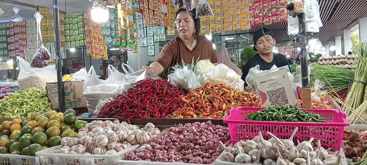 INFORMAL: Salah satu pedagang aneka bumbu dapur dan kebutuhan pokok di Pasar Wisata Bojonegoro.