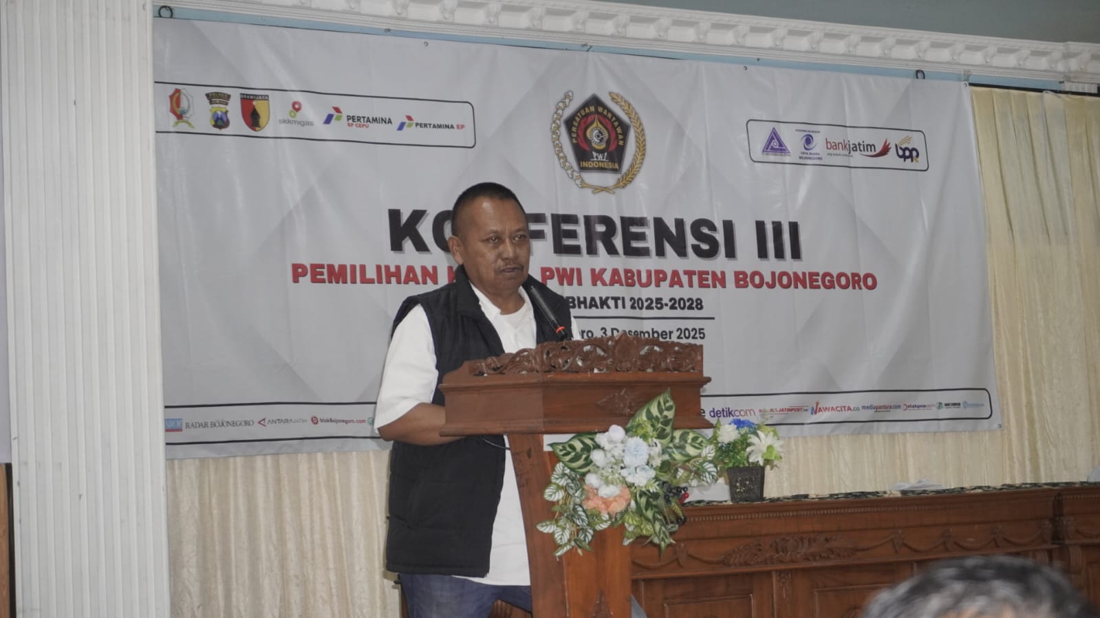 KETUA PWI JATIM : Lutfil Hakim atau yang akrab disapa Cak Item.