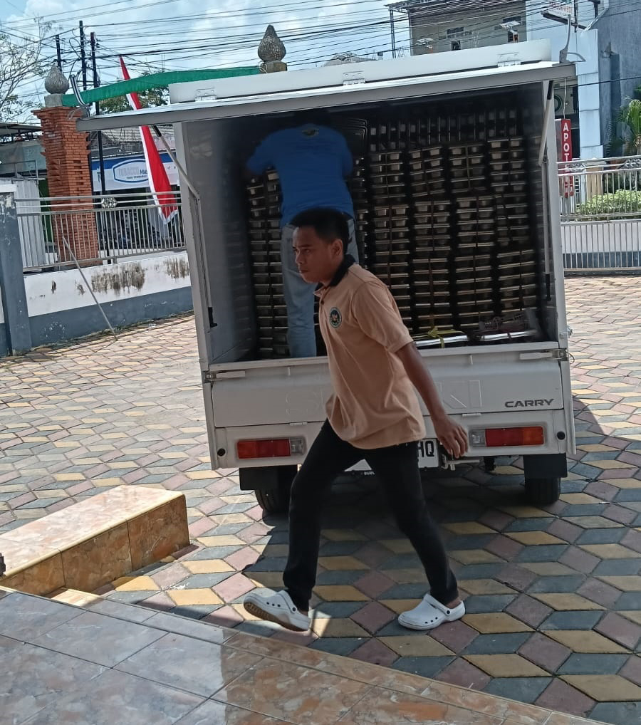 PROGRAM PUSAT: Petugas SPPG saat mengirim makanan bergizi yang dibiayai dari uang negara, sekitar 14 penyedia jasa tidak beroperasi lagi.