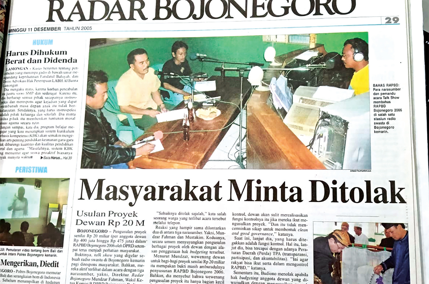 KRITIK PENGUASA: Aktivis 2005 saat mengkritik anggota DPRD Bojonegoro yang merencanakan bagi-bagi proyek APBD 2006.