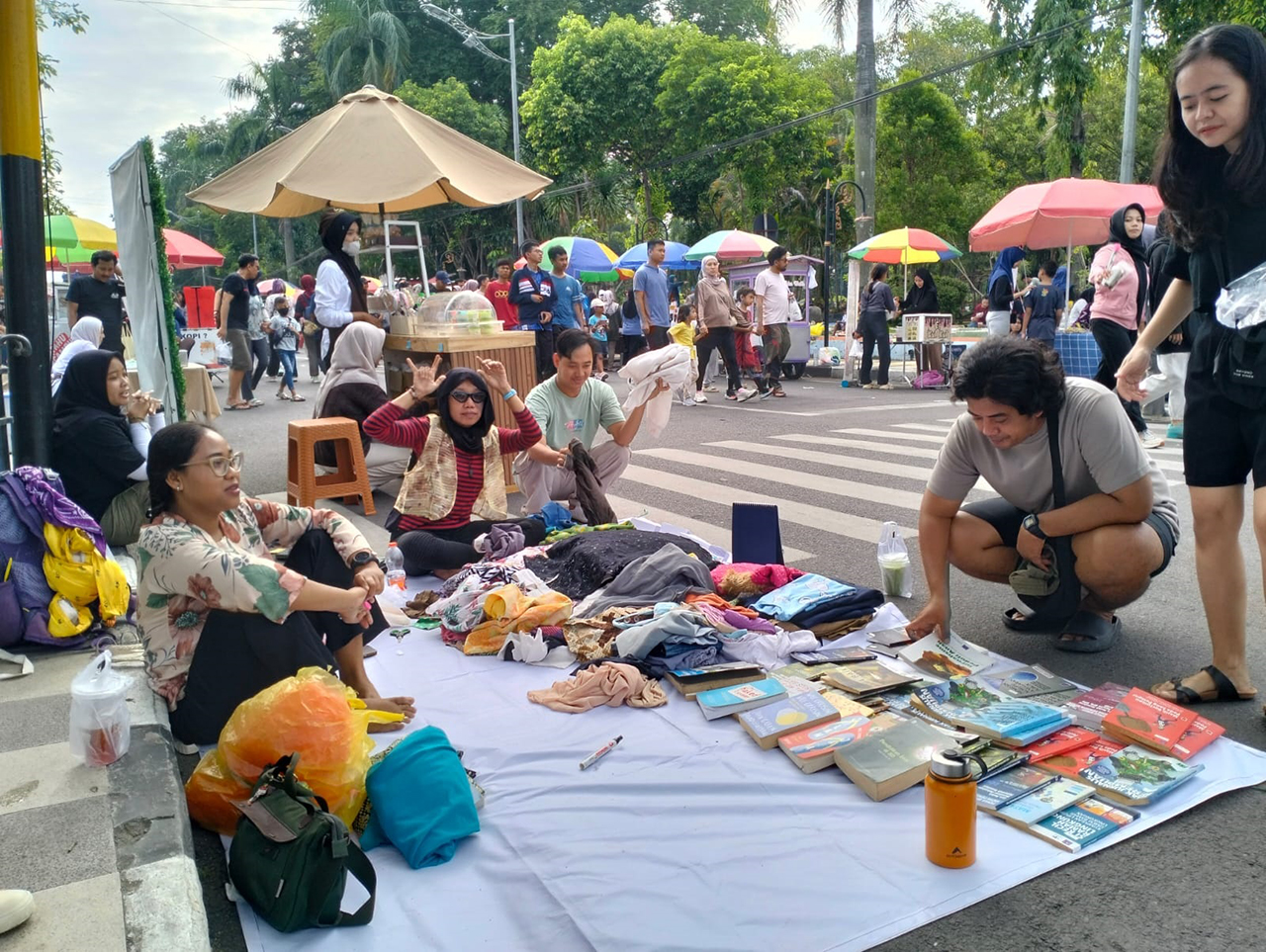 LITERASI: Upaya mengumpulkan dana untuk menggelar kegiatan diskusi buku dengan cara membuka lapak buku dan baju tebus murah di CFD Alun-Alun Bojonegoro, Minggu (21/12).