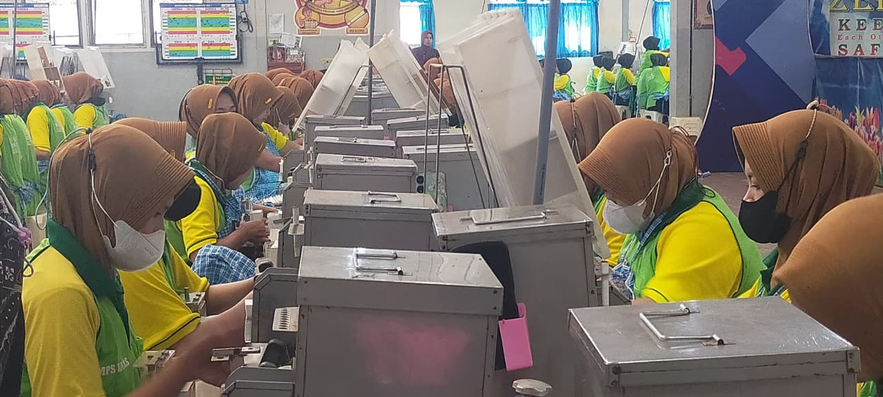 BURUH: Aktivitas buruh pabrik rokok Koperasi Kareb Unit Mitra Pekerja Sigaret (MPS) Kapas Bojonegoro.