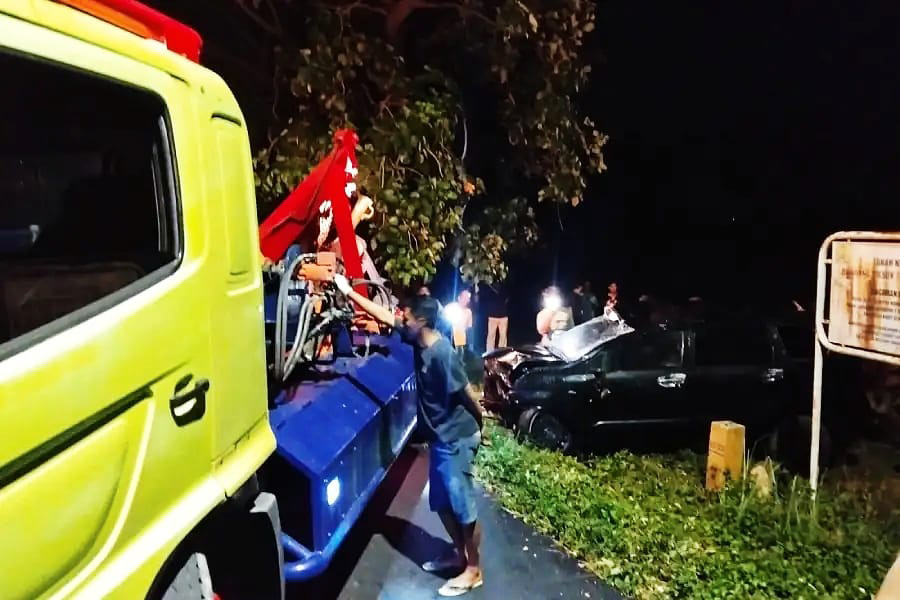 EVAKUASI: Satlantas Polres Bojonegoro mengevakuasi pengemudi sekaligus mobil Avanza nopol S 1174 NB yang terlibat laka tunggal di kawasan Desa Semanding, Kecamatan Bojonegoro Kota.
