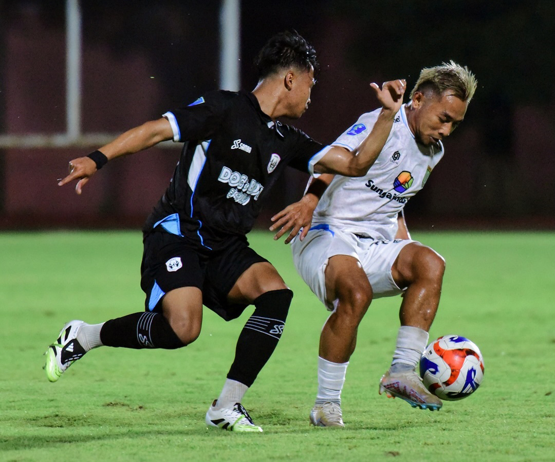 TUMBANG: Duel perebutan puncak klasemen sementara Grup C Liga 3 Nusantara kembali dimenangkan Rans Nusantara FC usai menumbangkan Persibo dengan skor 2-1 di Stadion UNS, Sabtu (20/12).