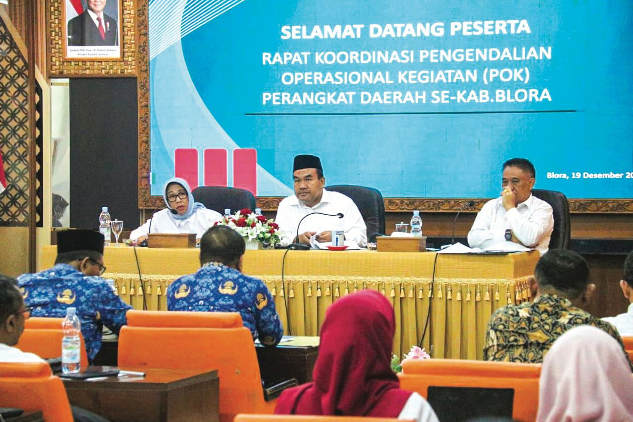 KOORDINASI: Bupati Arief Rohman dan jajaran OPD melakukan koordinasi capaian program anggaran 2025.