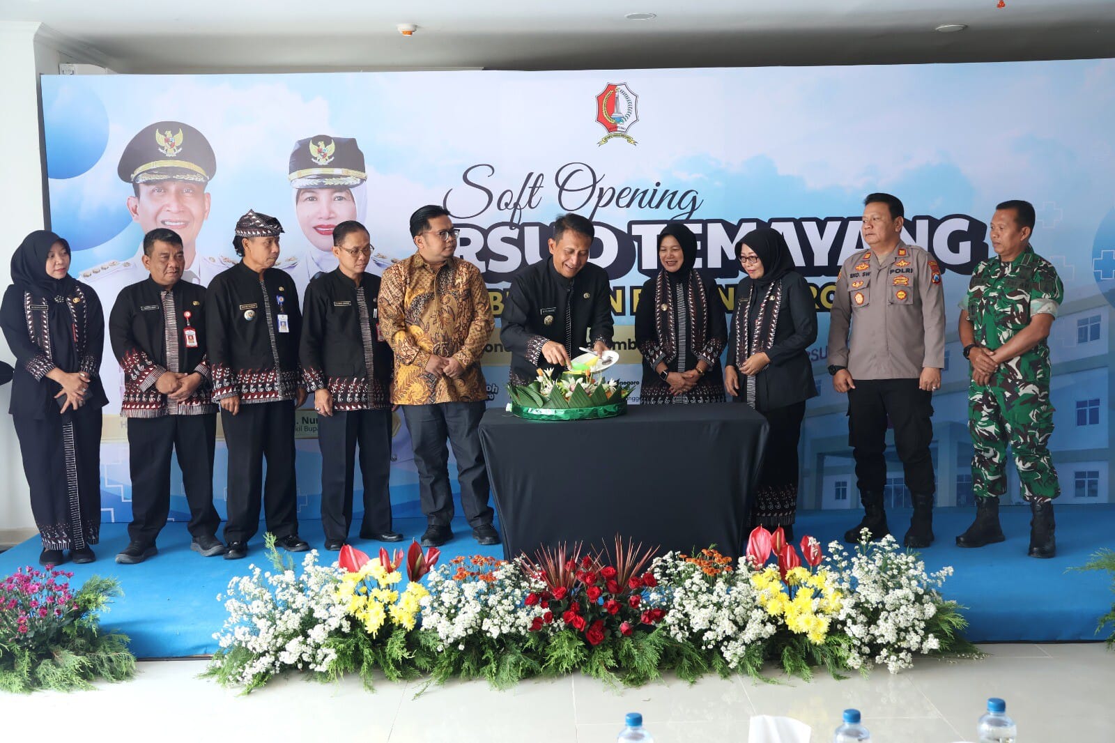 OPENING : Bupati Wahono dan Wabup Nurul Azizah meresmikan RSUD Temayang.