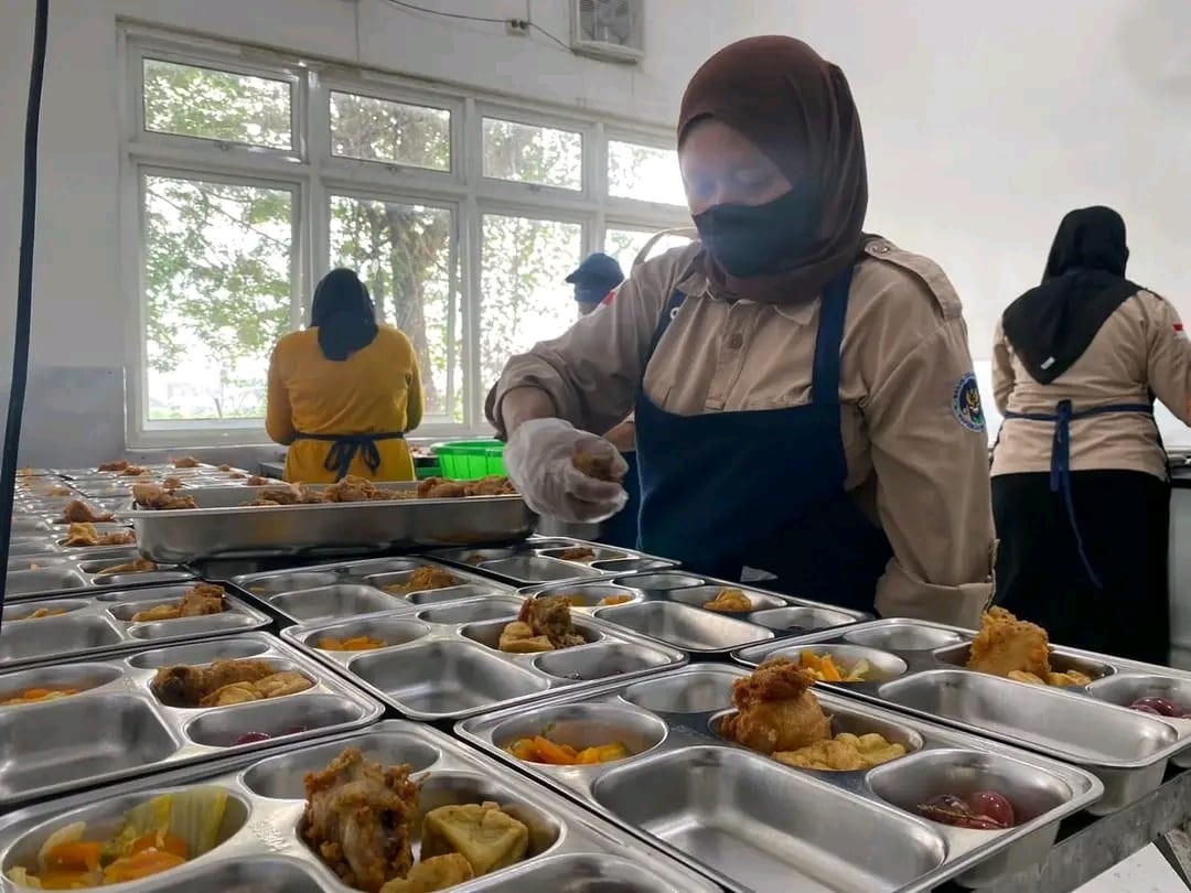 TETAP DISTRIBUSI: Dapur SPPG tetap produksi dan distribusi meski sekolah libur, khusus untuk ibu hamil dan menyusui, serta balita.