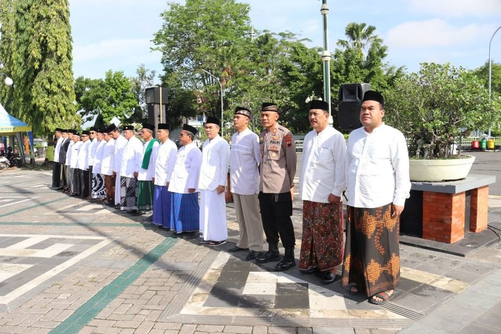 BERI CONTOH: Bupati Arief saat mengenakan sarung ketika menghadiri acara.