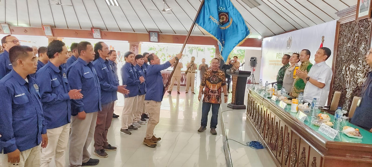 SEMANGAT BARU: Ketua PWI Bojonegoro Sasmito Anggoro mengibarkan pataka PWI dalam pelantikan kemarin.