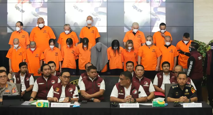17 tersangka anggota jaringan pengedar narkoba yang akan mengedarkan narkoba pada konser Djakarta Warehouse Project (DWP) di Bali digelandang saat Konferensi Pers di Bareskrim Mabes Polri, Jakarta