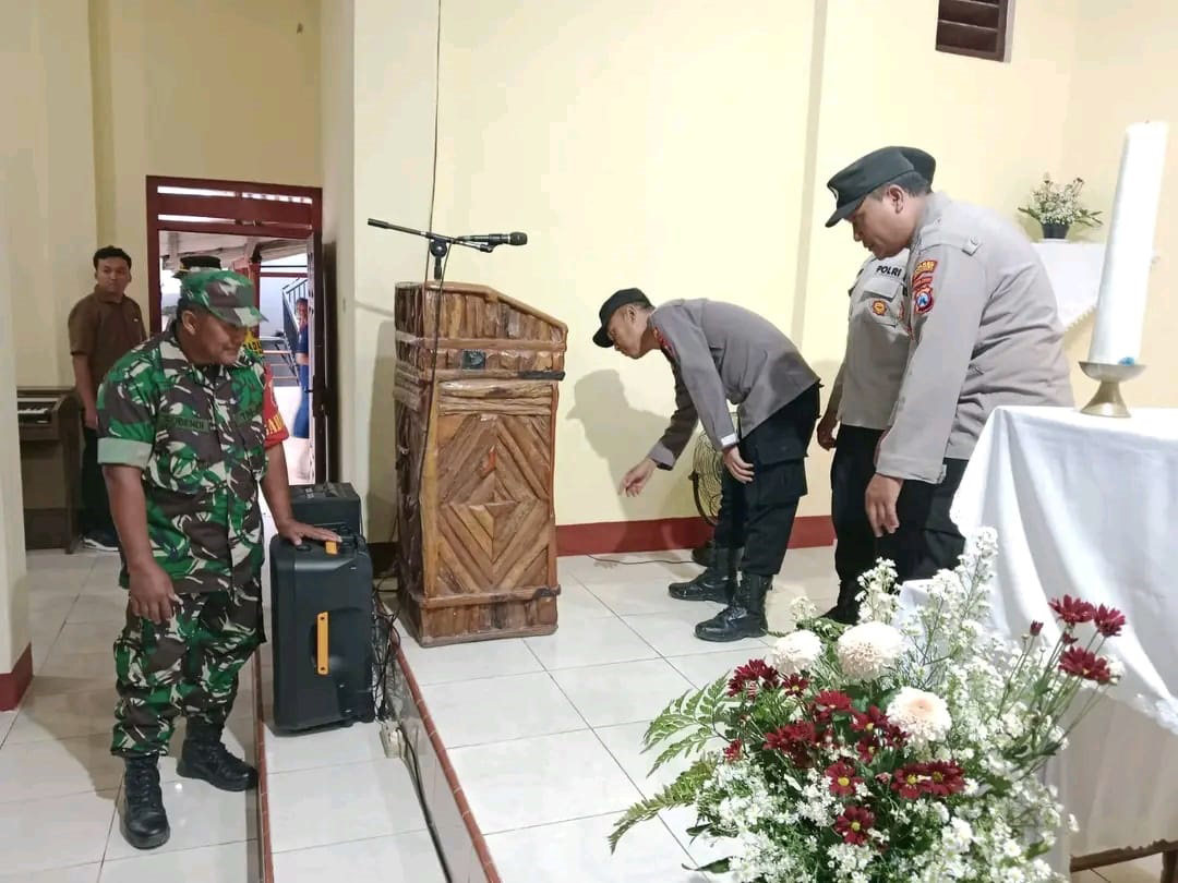 CEK KEAMANAN: Polisi melakukan sterilisasi dengan menyisir ruang dan sudut gereja menggunakan metal detector dan inspector mirror.