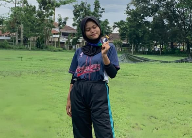 JUARA TIGA: Dafina Keyla Naswan Putri mampu sabet juara tiga Student League Softball Baseball 2025 di Kota Malang pada akhir November lalu