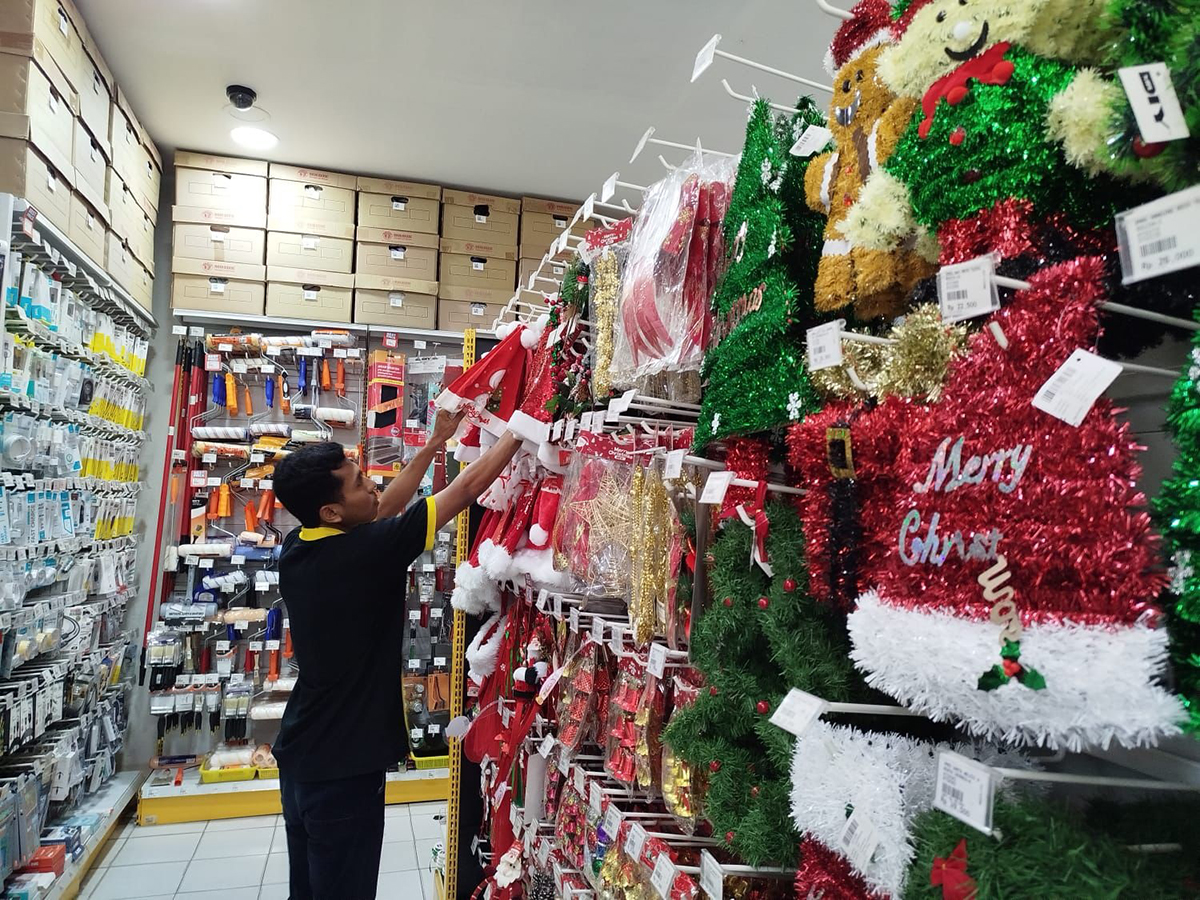 LARIS: Salah satu toko yang menyediakan pernak-pernik Natal kewalahan memenuhi banyak pesanan pohon Natal dan aksesories lainnya.