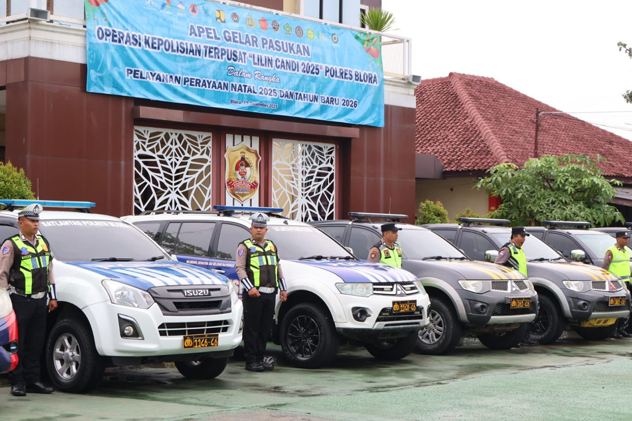 BERI RASA AMAN: Anggota kepolisian dikerahkan untuk melakukan pengamanan perayaan Natal.