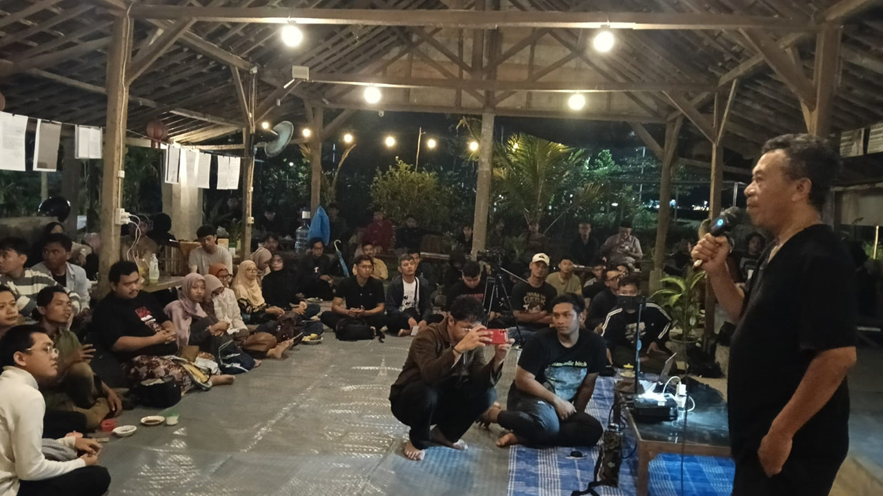 BEDAH BUKU: Salah satu penulis buku Reset Indonesia Farid Gaban menyampaikan isi buku karyanya kepada peserta diskusi.