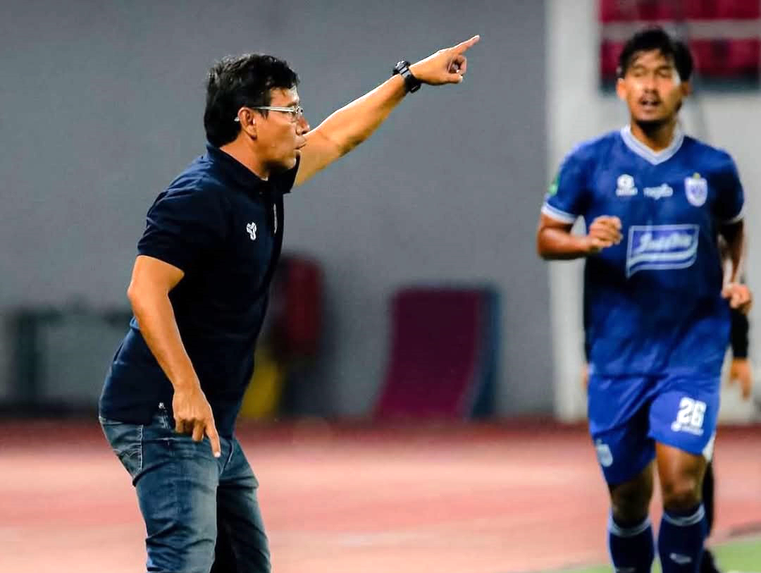 GANTI IWAN: Alfiat memberikan instruksi pada pemain Persiku Kudus dalam laga di Liga 2. Pelatih 56 bakal menukangi Persibo di sisa laga Liga 3 Nusantara musim ini.