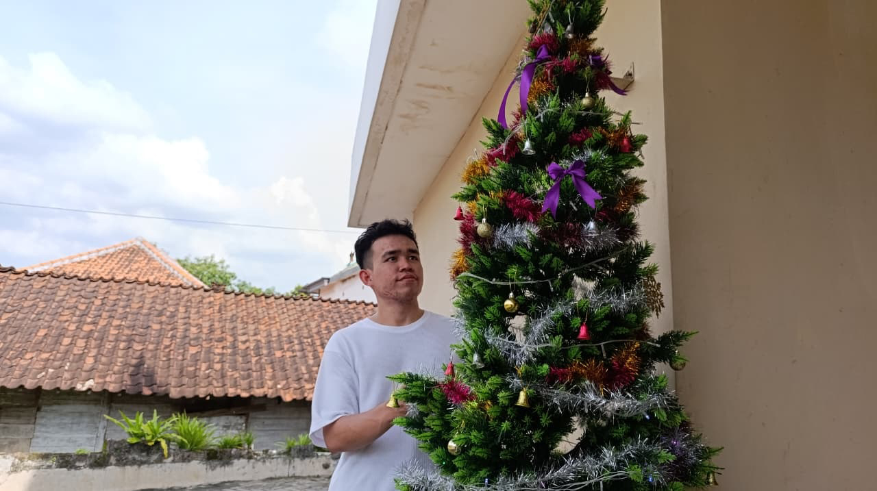 PERSIAPAN NATAL: Gereja Katolik Stasi Santa Maria Desa, Kolong Kecamatan Ngasem persiapan Natal kemarin.