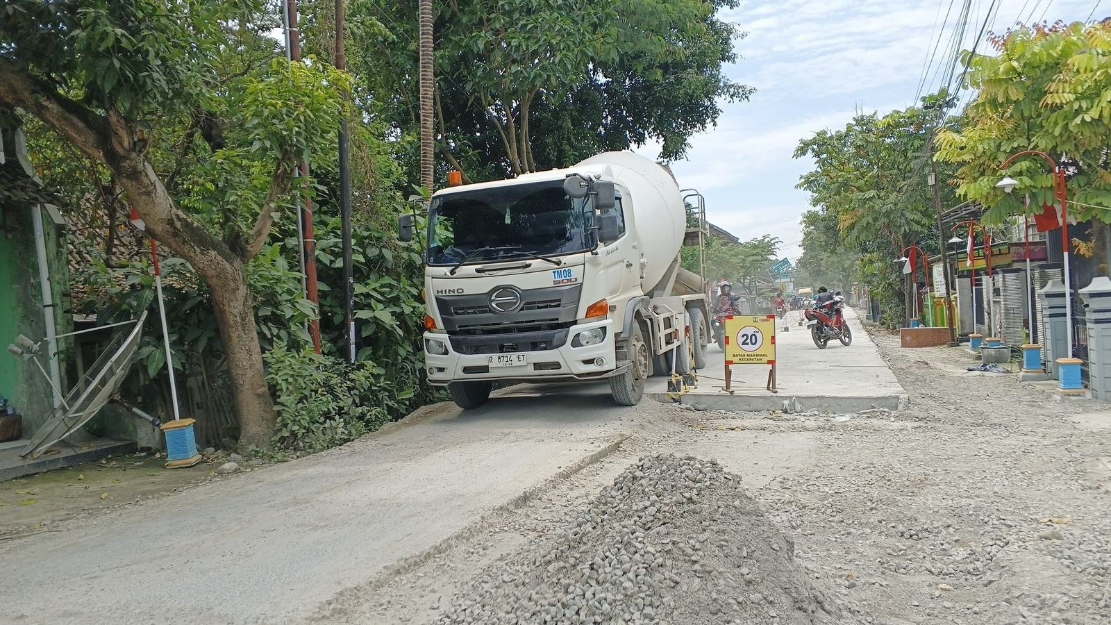 JALUR PADAT: Kendaraan sumbu tiga melintasi proyek IJD Ruas Jalan Jepon - Bogorejo. Jelang Nataru ini diberlakukan pembatasan truk bertonase tersebut.