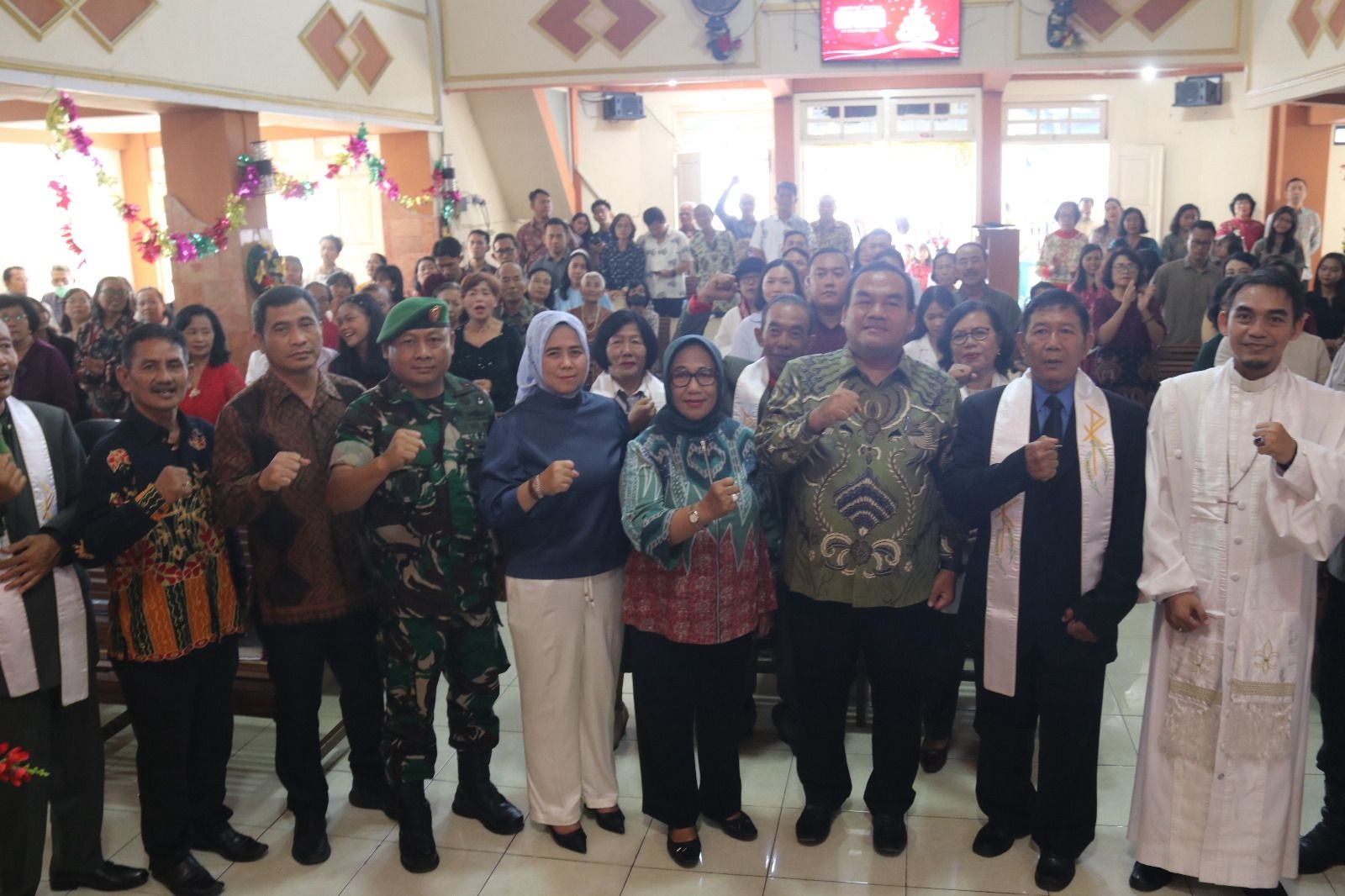 MERAWAT TOLERANSI: Bupati Arief akrab bersama jemaat Kristiani yang merayakan Natal.