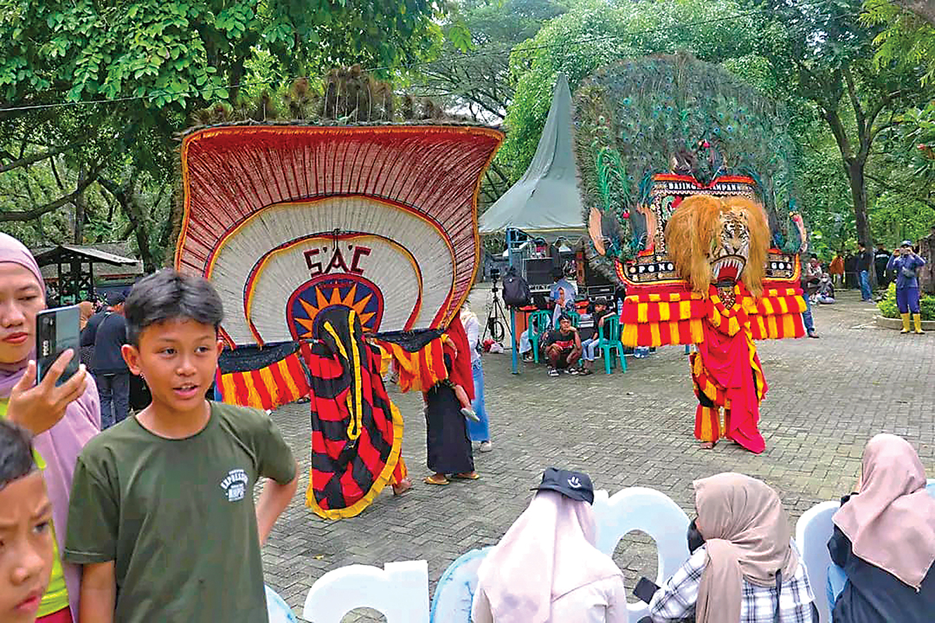 HIBURAN RAKYAT: Pemkab Bojonegoro selama Nataru menggelar acara budaya di delapan titik.