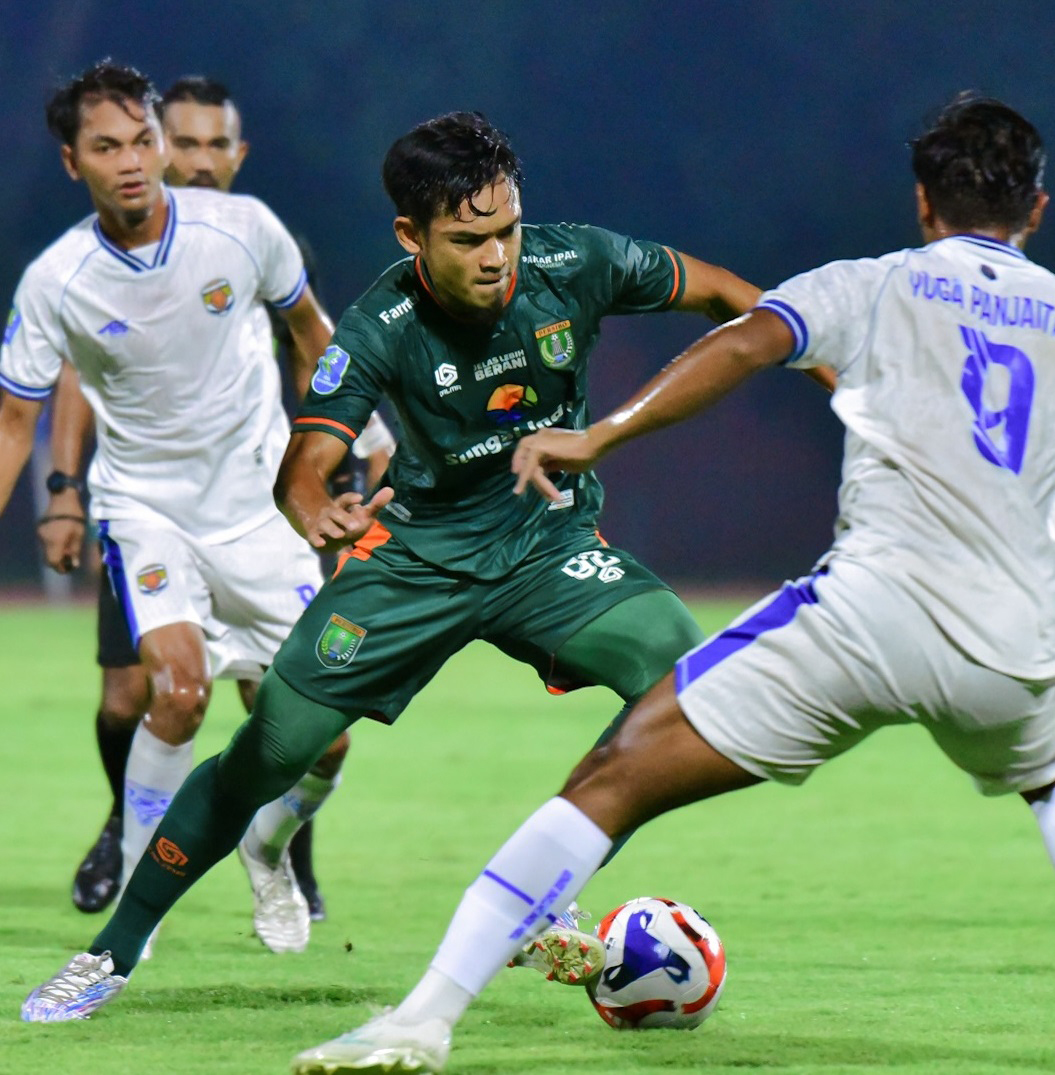 PRODUKTIF: Bayu Nugroho berusaha melewati pemain Persikutim dalam laga Liga 3 Nusantara Selasa (23/12) lalu, menjadi satu-satunya penyerang Persibo yang sudah mencetak gol.