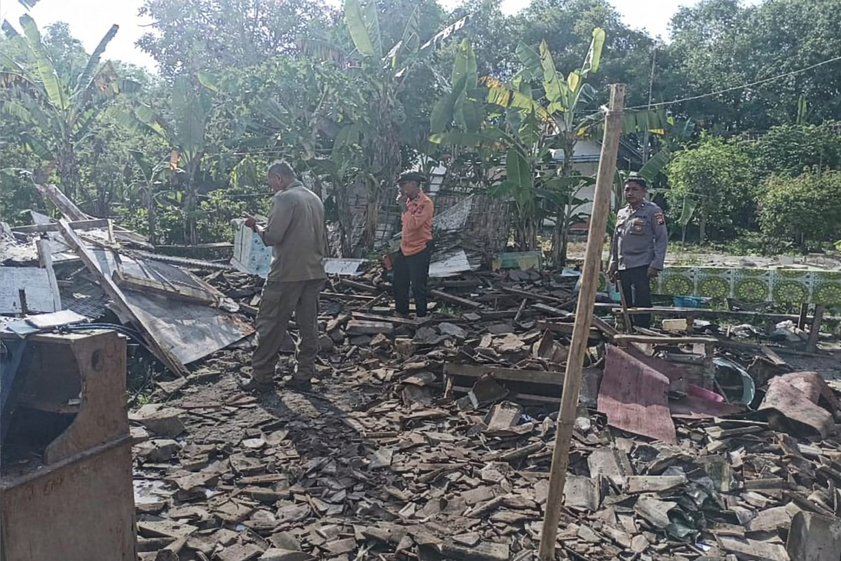 RATA DENGAN TANAH: Salah satu rumah warga Kecamatan Sukosewu rata dengan tanah setelah diterjang angin.