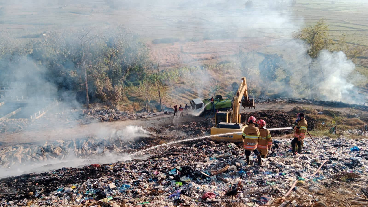 PEMADAMAN: Kebakaran hebat sempat Tempat Pembuangan Akhir (TPA) Banjarsari, Kecamatan Trucuk, pada September lalu.