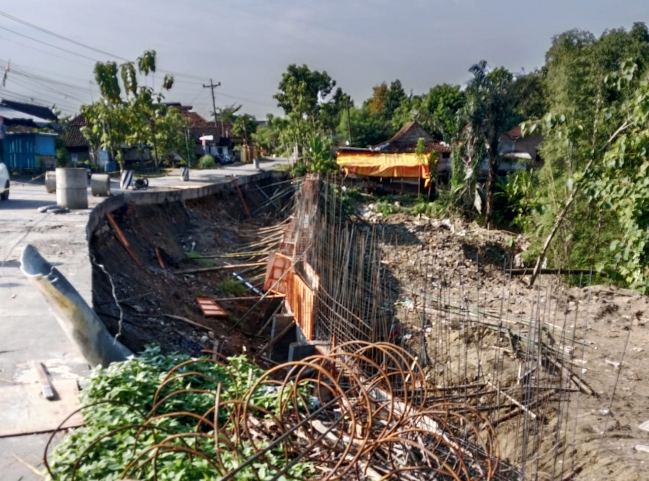 MOLOR: Proyek pembangunan talud di Desa Bajo, Kecamatan Kedungtuban masih belum selesai.