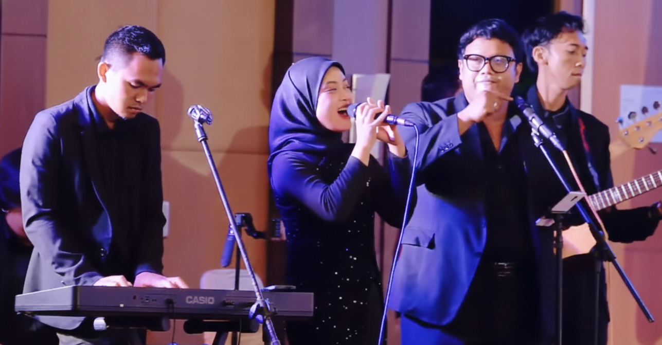 PENYANYI: Heru Setyawan (berkacamata) bersama grup Mono Music menghibur para tamu acara KI Awards Jawa Timur 2025 di Hotel Aston pada 29 November lalu.