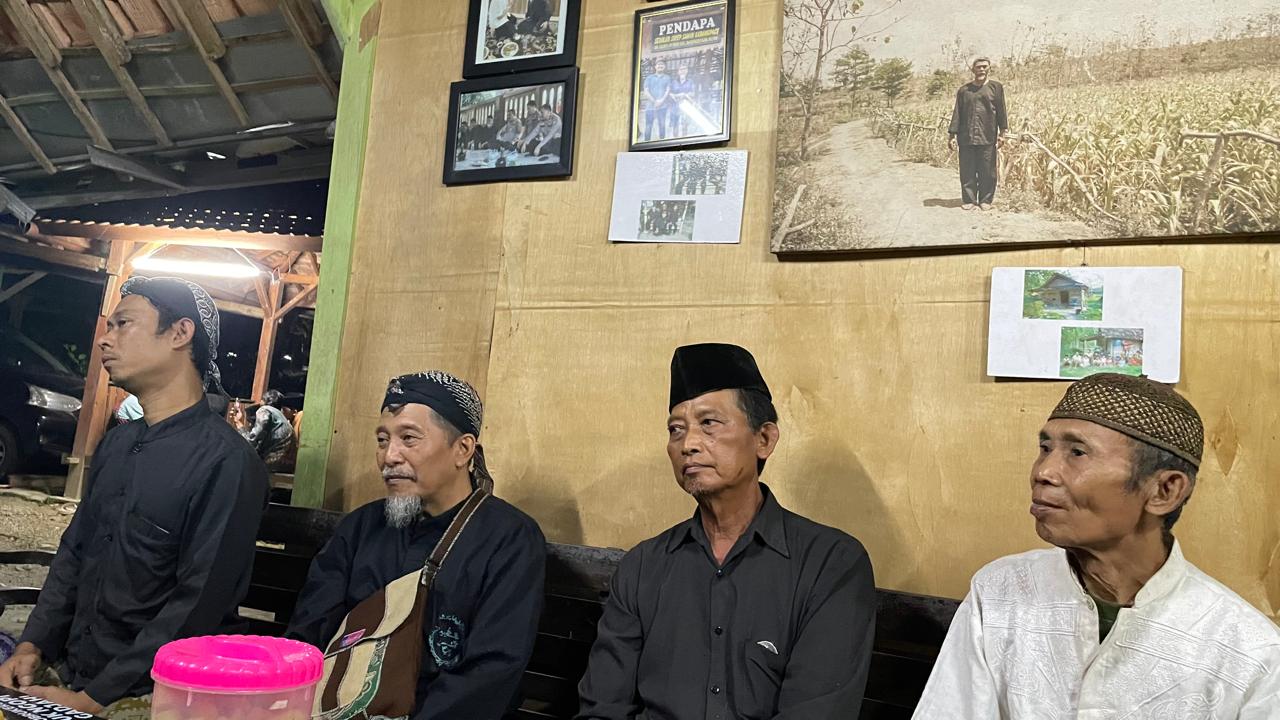 DUKA: Suasanan di rumah duka Mbah Lasiyo, sesepu Sedulur Sikep.