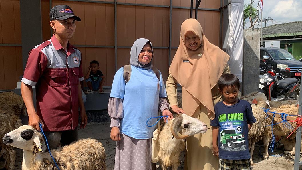 HARGA RP 5,8 JUTA: Salah satu KPM menerima sepadang indukan domba dari APBD Bojonegoro, setiap pasang indukan pagu anggarannya Rp 5,8 juta.
