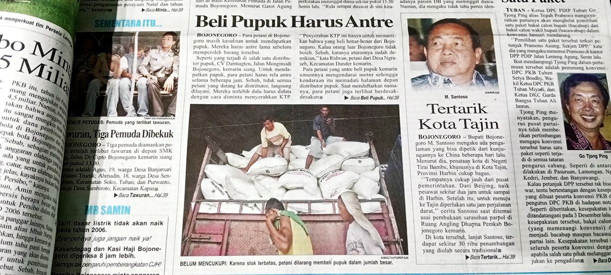 ANTREAN PANJANG: Kelangkaan pupuk subsidi dialami petani di Bojonegoro pada 2005 silam. Petani rela antre untuk mendapatkannya.