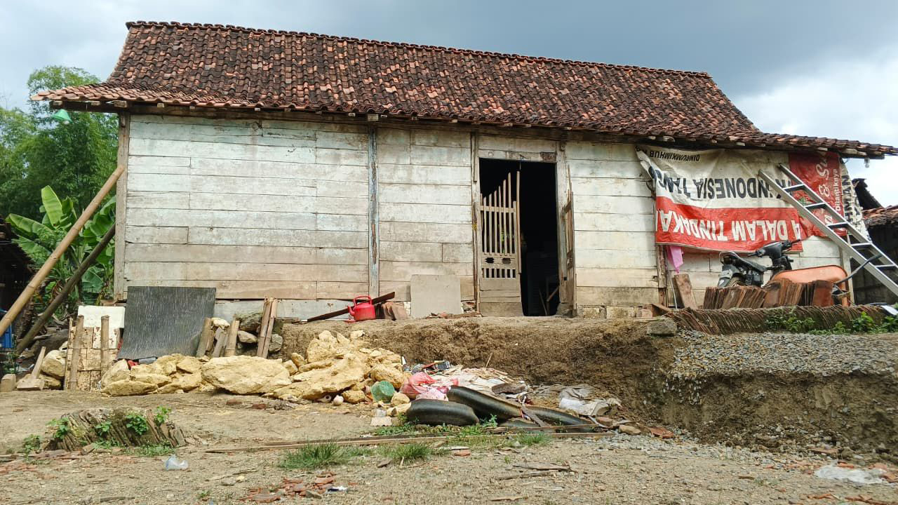 TERDAMPAK: Salah satu rumah warga di Desa Buluroto, Kecamatan Banjarejo yang terdampak pergerakan tahan akibat gerusan Sungai Lusi.